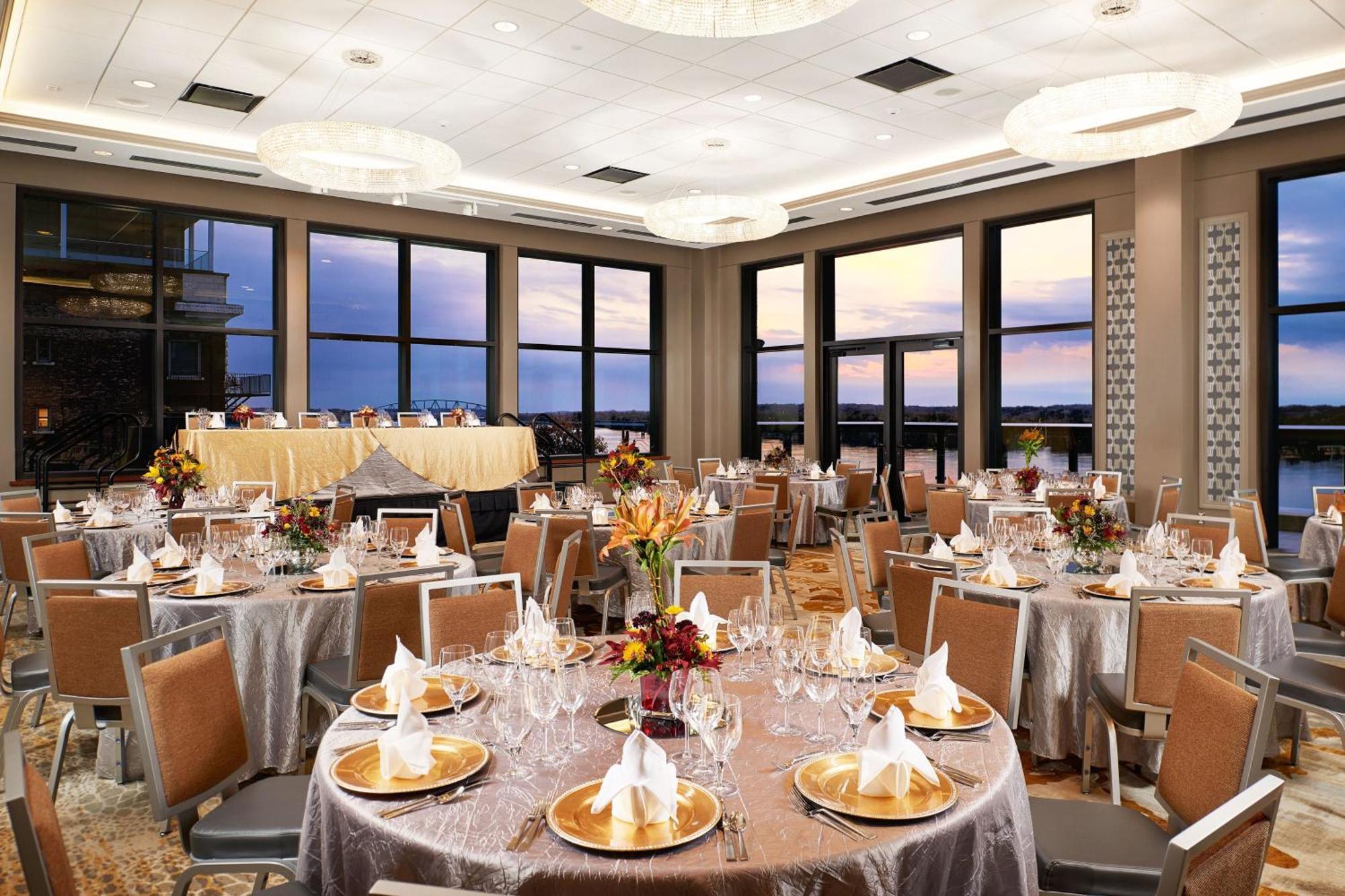 The Merrill Hotel & Conference Center, Muscatine, A Tribute Portfolio Hotel Экстерьер фото