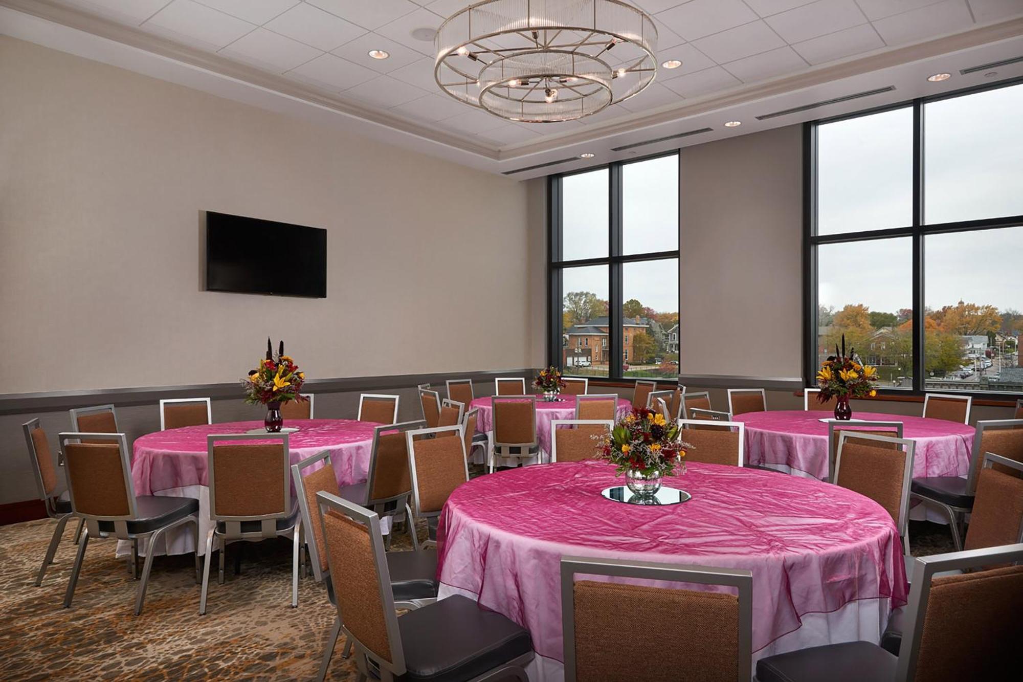 The Merrill Hotel & Conference Center, Muscatine, A Tribute Portfolio Hotel Экстерьер фото